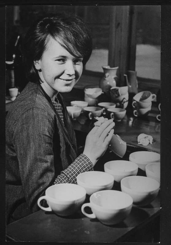 Kunstitoodete kombinaadi noor, kogemustega dekoraator Eesti NSV Riikliku Kunstiinstituudi I kursuse üliõpilane Anne Veidenthal.