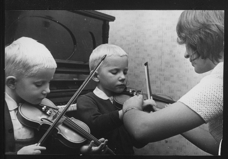 Viie aastased Margus ja Toomas Bubert Tallinna Muusikakooli eelklassis viiuliõpetaja Ivi Tiviku juhendusel viiulitunnis.