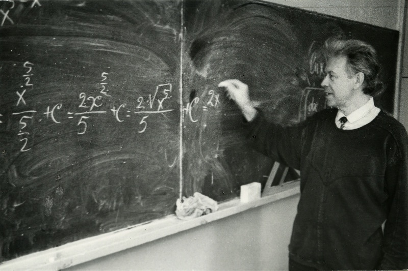 Miina Härma Gümnaasiumi matemaatikaõpetaja Igor Holts klassitahvli juures.