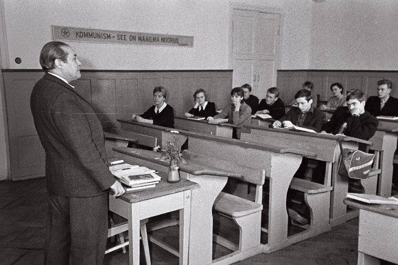 Raadio- ja Televisiooni Komitee pearežissöör, vabariigi teeneline kunstitegelane Leo Martin kõnelemas lastele oma tööst teatripäeval N.V. Gogoli nimelises Tallinna 21. Keskkoolis.