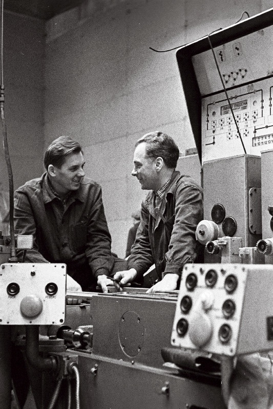 Tehases Volta monteeritavat Budapesti Csepeli tööpingitehases valmistatud 5. gabariidi elektrimootorikerede töötlemise automaatliini aitab monteerijal Heinrich Laursool (paremal) paigaldada ungarlane Ladislav Heddi.