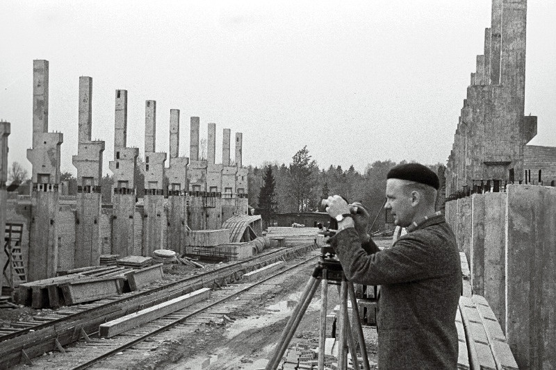 Ehitatava Ellamaa elektriseadmete ja transformaatorite remondi tehase ehituse töödejuhataja Vello Kruus kontrollimas raudbetoonkolonnide paigaldust.