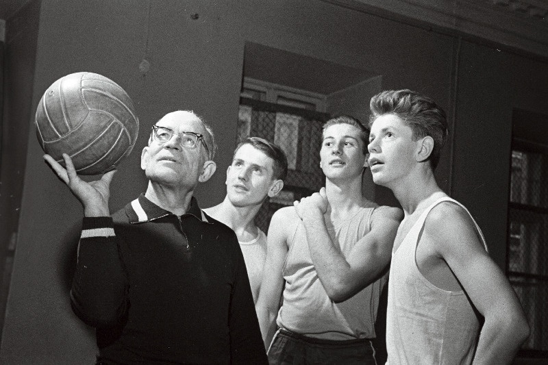 Tartu 1. Keskkooli kehalise kasvatuse õpetaja, Eesti NSV teeneline õpetaja Endel Arand juhendamas 10c klassi poiste korvpallimängu.