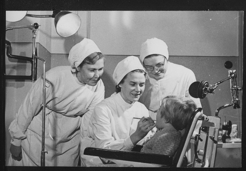 Tartu linna stomatoloogilises polikliinikus toimuvatel kvalifikatsiooni tõstmise kursustel jälgivad juhendajat Maie Simsoni (keskel) hambaarstid Helga Kõrge Võru rajoonist ja Adele Tasula Rakvere rajoonist.