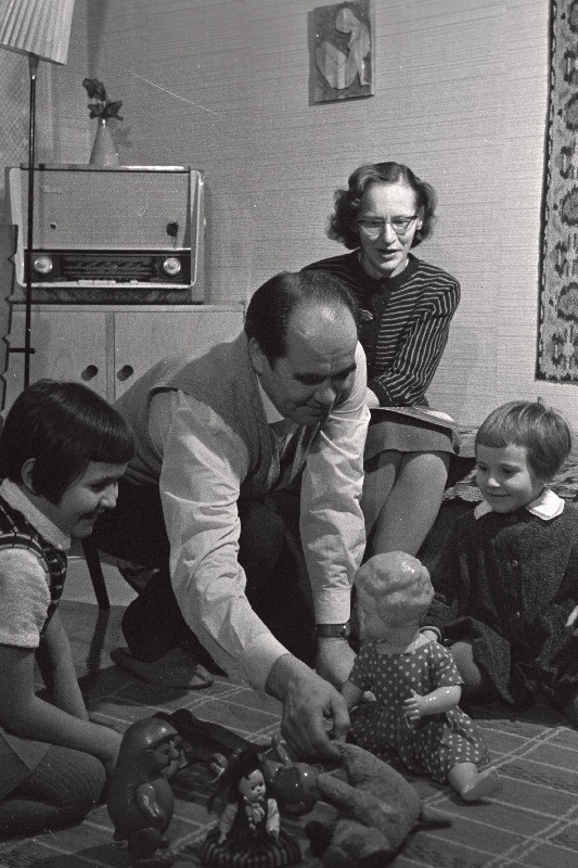 Riikliku Teatri Vanemuine ooperi- ja operetisolist Endel Aimre, tema abikaasa, endine baleriin praegune kõrva-, nina- ja kurguarst Virve ja nende lapsed Külli ja Lemmi oma kodus.