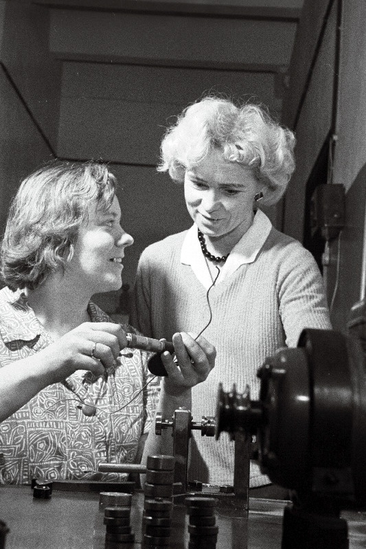 Tehases Eesti Kaabel saraatovlaste eeskujul peetud võistluses kõrge kvaliteedi eest lõpetasid edukalt kvali- fikatsioonitõstmise kursused lihhvija Helju Aru (vasakul) ja meister Veera Tammisto.