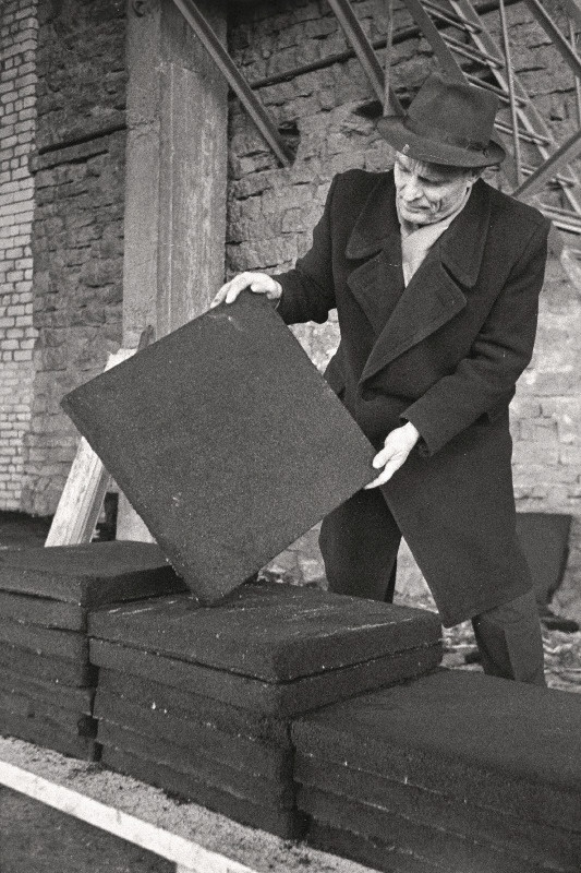 Paekivitoodete Tehase asfaltbetoonitsehhi juhataja Susi peatselt tootma hakatavaid asfaldist eksperimentaalplaate vaatlemas.