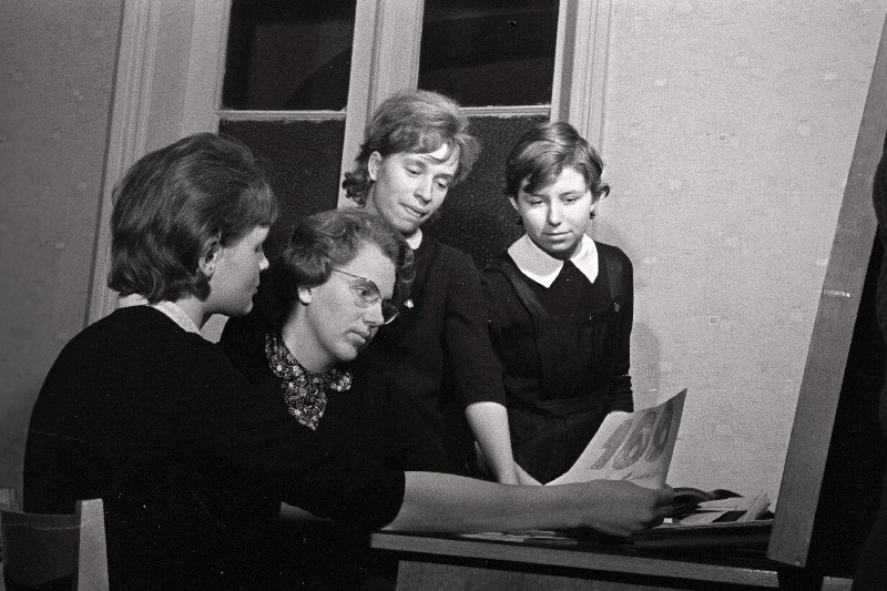 Lõuna-Eesti vanima keskkooli Tartu Anton Hansen Tammsaare nimelise 1. Keskkooli komsomolikomitee sekretär 11-c klassi õpilane Tiina Kotsar (seisab) ja ühiskonnateaduste ringi liikmed 9-d klassi õpilased Evi Liivandi (esiplaanil) ning Tiia Karro koostamas ajalooõpetaja R. Praatsi juhendamisel ülevaatlikku stendi kooli ajaloost.