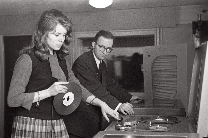 TRÜ pressiklubi liikmed ajaloo-keeleteaduskonna eesti-filoloogia osakonna IV kursuse üliõpilased H. Pliess (vasakul) ja I. Padernik raadiosaadet koostamas.
