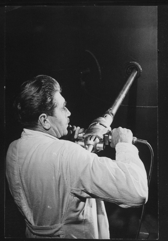 Eesti Maaviljeluse Instituudi (Sakus) sileerimise laboratooriumi juhataja Elmar Lemming erilise puuri abil silomassist proovi võtmas.