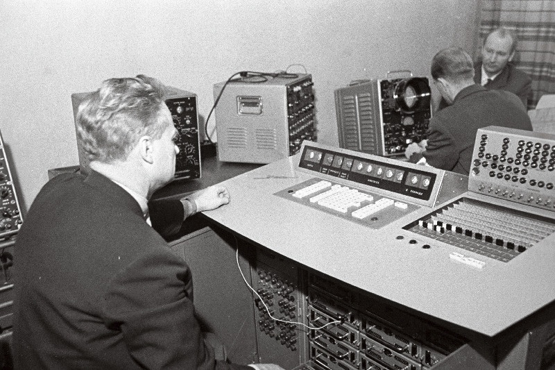 Riikliku Projekteerimise Instituudi Eesti Tööstusprojekt osakonna peamehaanik (vasakult) E. Egel, peaspetsialist R. Kullerkupp ja vaneminsener H. Saarse arvutusmasinat Promin häälestamas.