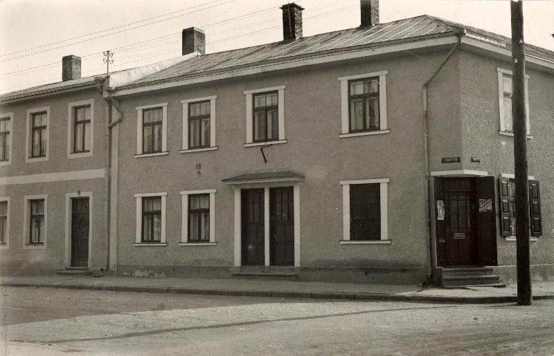 Tubakaäri Lootuse ja Kesk tänava nurgal Tartus.