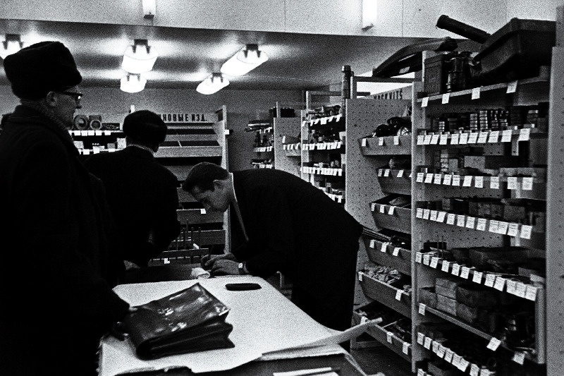 Autokaupluse "Volga" sisevaade, ostjaid teenindab Toivo Talvik.