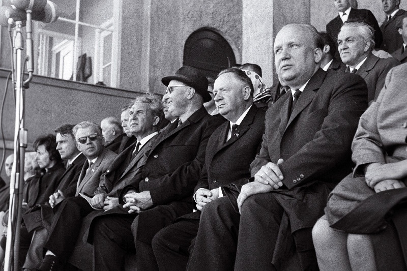 EKP Keskkomitee esimene sekretär J.Käbin, Eesti NSV Ülemnõukogu Presiidiumi esimees A.Müürisepp, Eesti NSV Ministrite Nõukogu esimees V.Kauson, EKP Keskkomitee sekretärid L.Lentsman ja K.Vaino, Eesti NSV Ülemnõukogu Presiidiumi esimehe asetäitja A.Ansberg, Eesti NSV Ministrite Nõukogu esimehe esimene asetäitja E.Tõnurist Eesti NSV koolinoorte II laulupeo rahvakunstiõhtul Komsomoli- nimelisel staadionil.