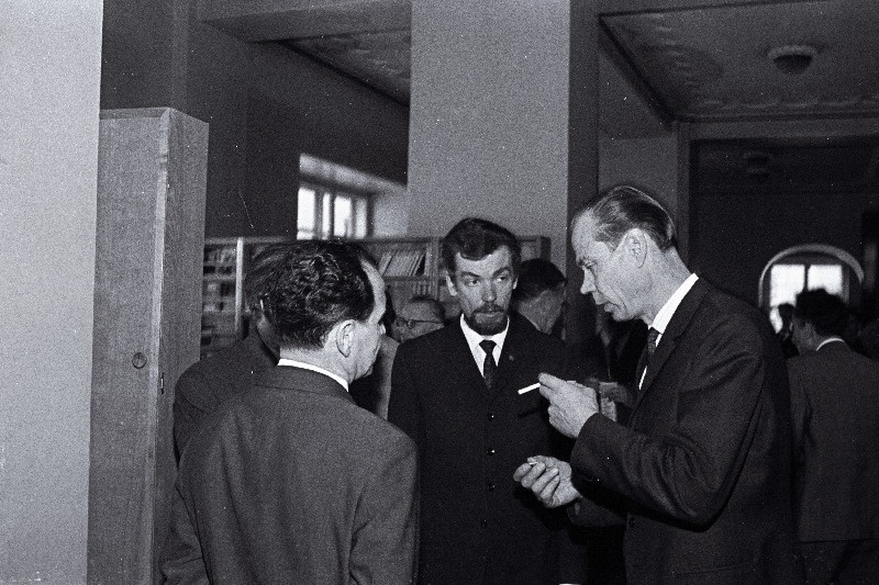 Eesti NSV MN Riikliku Kirjastuskomitee esimees L.Kaik (vasakult), Kunstnike Liidu juhatuse vastutav sekretär E.Põldroos ja esimees I.Torn Eesti NSV Kunstnike Liidu XIV kongressi vaheajal vestlemas.