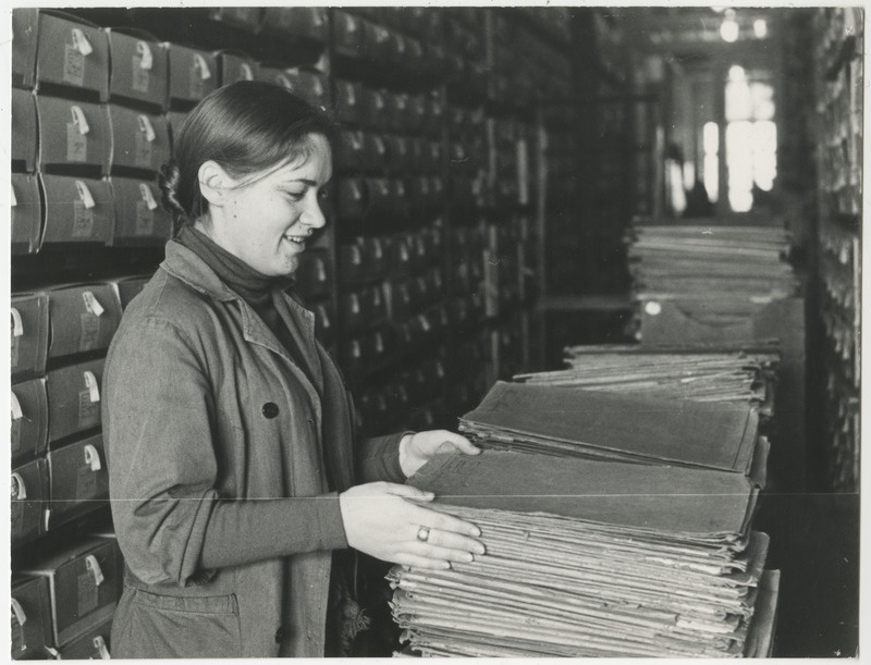 Irina Meškova (abielus Hellat) hoidlas säilikuid korrastamas