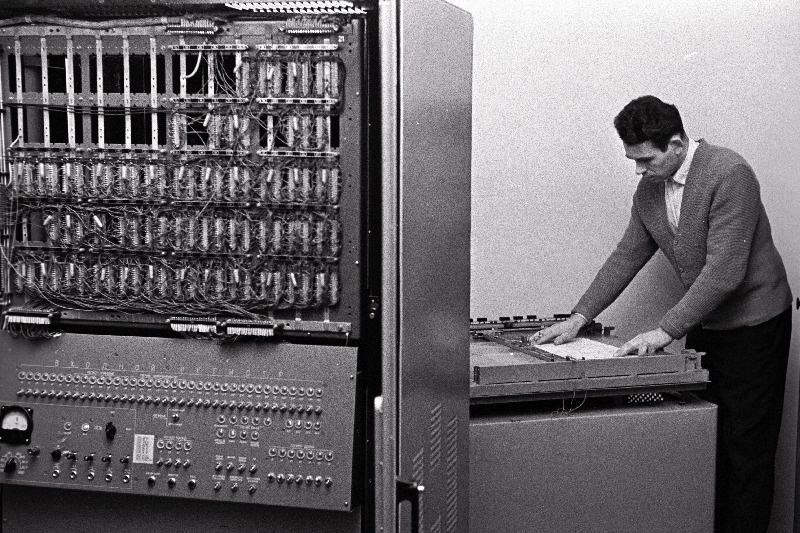 Eesti NSV TA Küberneetika Instituudi vaneminsener- konstruktor Uno Taimla laitrükkseadme juhtkappi reguleerimas.