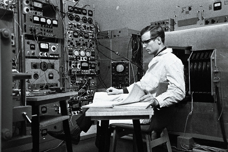 Eesti NSV TA Küberneetika Instituudi füüsikasektori vaneminsener- konstruktor I.Puskar spektromeetril spekterid määramas.