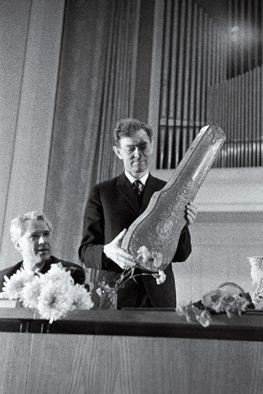 Tallinna Riikliku Konservatooriumi rektor Vladimir Alumäe TPI kollektiivi poolt TR Konsrvatooriumile 50- aastapäevaks kingitud muusikariistaga pidulikul aktusel "Estonia" kontserdisaalis.