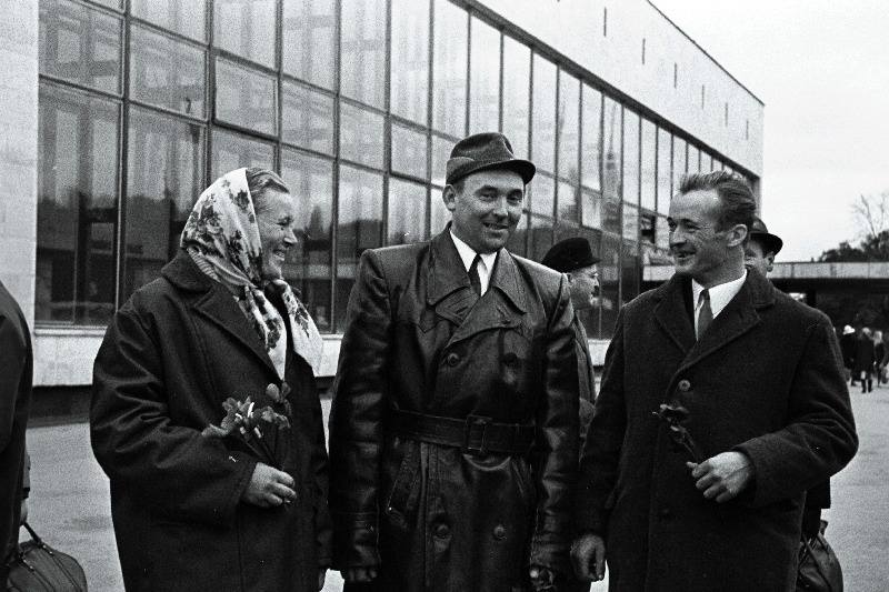 Nõukogude Liidu künnivõistlustel Plovskis hõbemedalid saanud Hilja Kees (vasakult) Pärnu rajooni Rahnoja sovhoosist ja Kustas Lund Rapla rajooni "Tasuja" kolhoosist ning noorte klassis neljandaks jäänud Ermil Vaide tagasijõudmisel Balti jaamas.