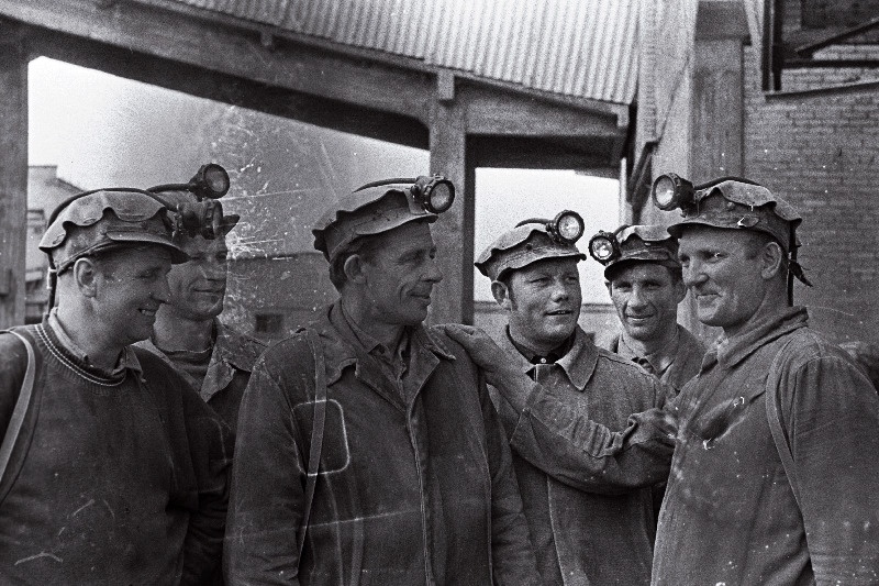 Trusti "Eesti Põlevkivi" 7. kaevanduse kommunistliku töö nimetust kandva Artur Reinholdi koristuskaevurite brigaadi töölüli kaevurid (vasakult) Nikolai Vangonen, Eimar Roomelt, Elmar Lenska, Heino Höövel, Heiki Algo ja Jakob Linnasmäe enne maa alla laskumist.