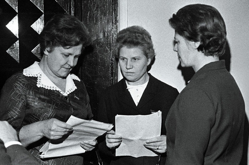 Ülemnõukogu saadikud Meta Jangolenko (vasakult), Klavdia Belova ja Klavdia Stepanova Eesti NSV Ülemnõukogu seitsmenda koosseisu neljanda istungjärgu vaheajal vestlemas.