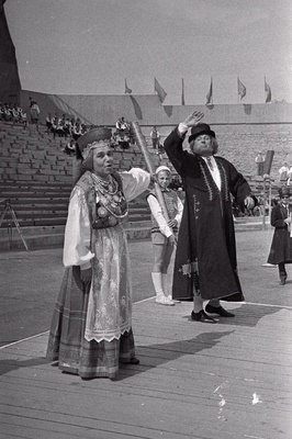 Suure rahvaste sõpruskontserdi peoperenaine Mari- Laine Mesikäpp ja peoperemees Jüri Lauluväljakul.  similar photo