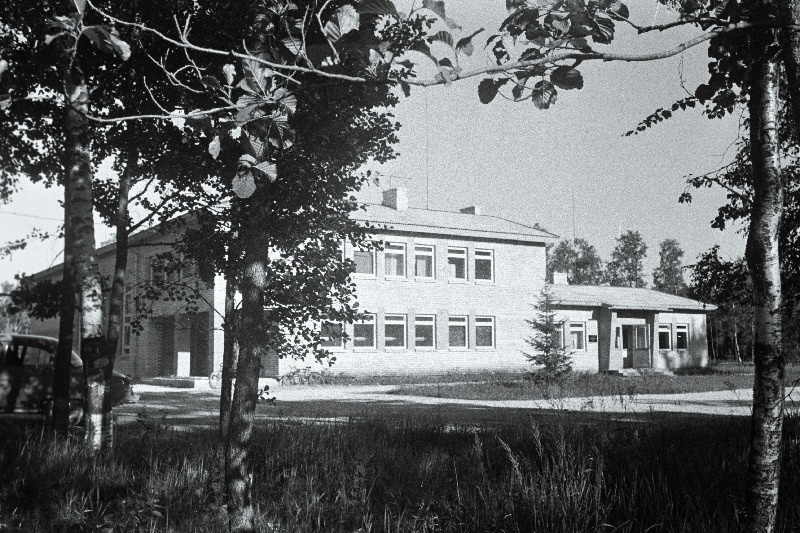 Haapsalu rajooni "Kommunismi Tee" kolhoosi uue klubi välisvaade.