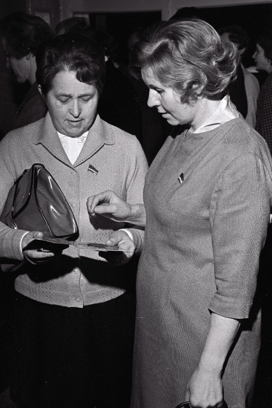 Ülemnõukogu saadikud Alice Randlo (vasakul) ja Hilma Laiõunpuu Eesti NSV Ülemnõukogu seitsmenda koosseisu kuuenda istungjärgu vaheajal vestlemas.