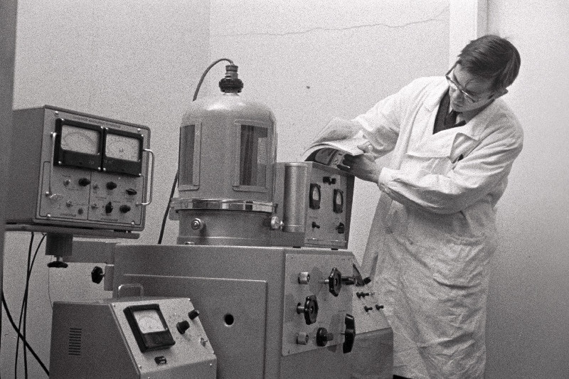 Eesti NSV Teaduste Akadeemia Termofüüsika Instituudi pooljuhtide sektori insener Uku Pihlak universaalsel aparaadil VUP-2 töötamas.