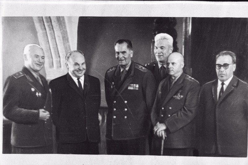Kaardiväe Eesti Laskurkorpuse 25. aastapäeva pidustustest osavõtjad vastuvõtul raekojas. Vasakult: endine korpuse suurtükiväe ülem reserv-kindralmajor K. Aru, Tallinna Töörahva Saadikute Nõukogu Täitevkomitee esimees J. Undusk, korpuse komandör reserv-kindralleitnant L. Pärn, autotankiosakonna ülem K. Talu, 131 diviisi komandör reserv-kindralleitnant P. Romanenko ja reserv-polkovnik I. Leibovitš.