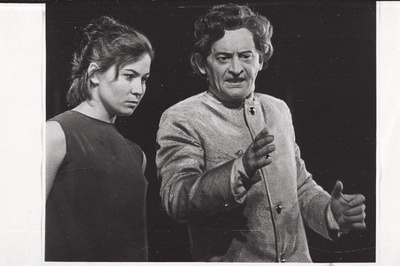 Eesti NSV Riikliku Noorsooteatris lavale tulnud J. Anouilhi tragöödia „Antigone“ peategelased: Antigone – Iivi Lepik, Kreon – Jüri Järvet.  similar photo