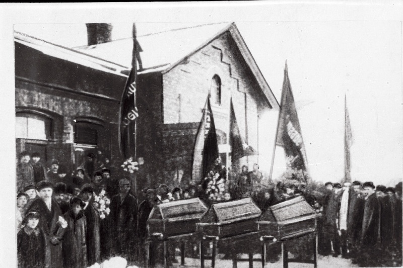 Püssi mõisas tapetud punakaartlaste Mihkel Aitsami, Rudolf Imbergi ja Jüri Kalmuse matused 1917. aasta detsembris.