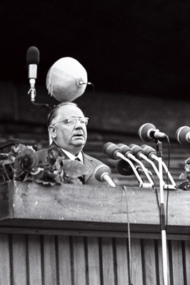 Eestimaa Kommunistliku Partei Keskkomitee esimene sekretär J. Käbin Eesti NSV 30. aastapäevale pühendatud pidulikul kontserdil Lauluväljakul peokõnega esinemas.  similar photo