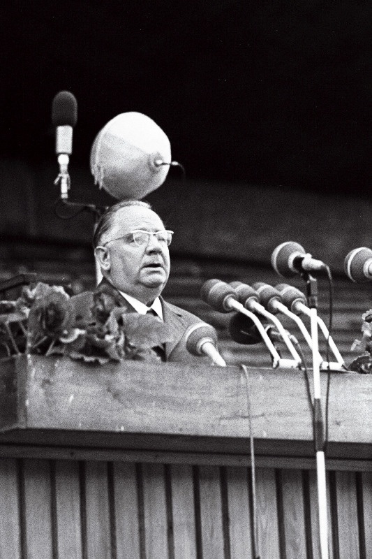 Eestimaa Kommunistliku Partei Keskkomitee esimene sekretär J. Käbin Eesti NSV 30. aastapäevale pühendatud pidulikul kontserdil Lauluväljakul peokõnega esinemas.