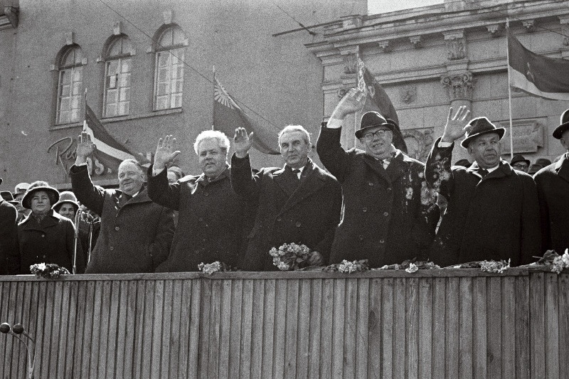 Eestimaa Kommunistliku Partei Keskkomitee esimene sekretär J. Käbin (vasakult), Eesti NSV Ülemnõukogu Presiidiumi esimees A. Vader, Eesti NSV Ministrite Nõukogu esimees V. Klauson, Eestimaa Kommunistliku Partei Keskkomitee teine sekretär K. Lebedev ja  Eestimaa Kommunistliku Partei Keskkomitee sekretär K. Vaino Tallinna töötajate maidemonstratsiooni tervitamas.
