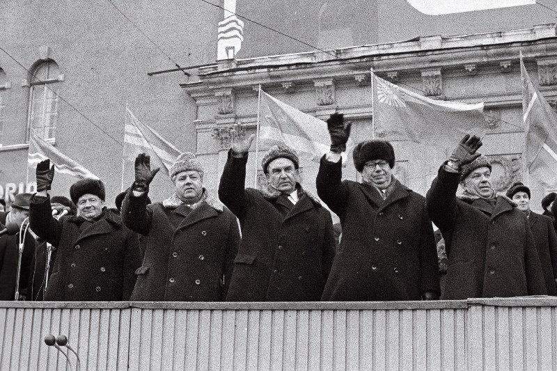 Eestimaa Kommunistliku Partei Keskkomitee esimene sekretär J. Käbin Eesti NSV Ülemnõukogu Presiidiumi esimees A. Vader, Eesti NSV Ministrite Nõukogu  esimees V. Klauson, Eestimaa Kommunistliku Partei Keskkomitee teine sekretär K. Lebedev ja Eestimaa Kommunistliku Partei Keskkomitee sekretär K. Vaino Suure Sotsialistliku Oktoobrirevolutsiooni 54. aastapäeval töötajate demonstratsiooni tervitamas.