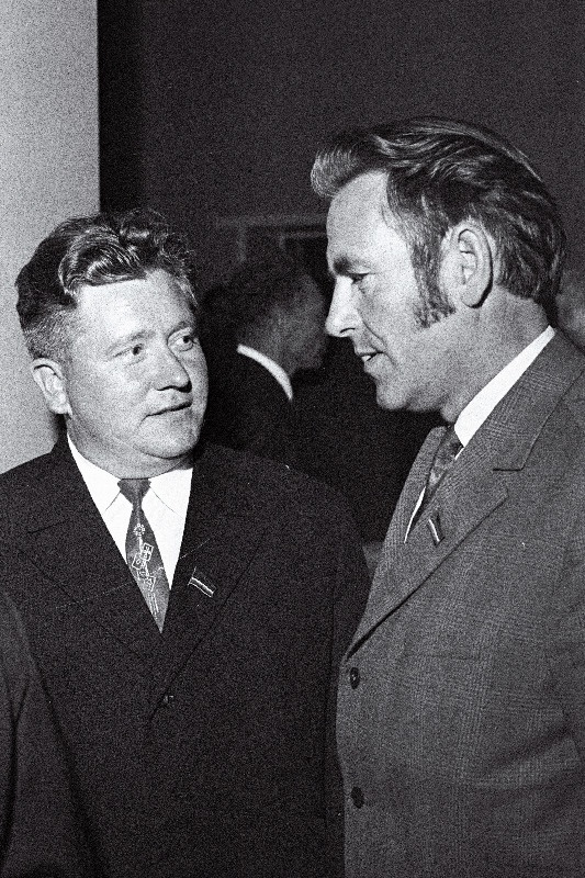 Eesti NSV Ülemnõukogu saadikud Vambola Liive (vasakul) ja Valter Udam Eesti NSV Ülemnõukogu VIII koosseisu III istungjärgu vaheajal vestlemas.