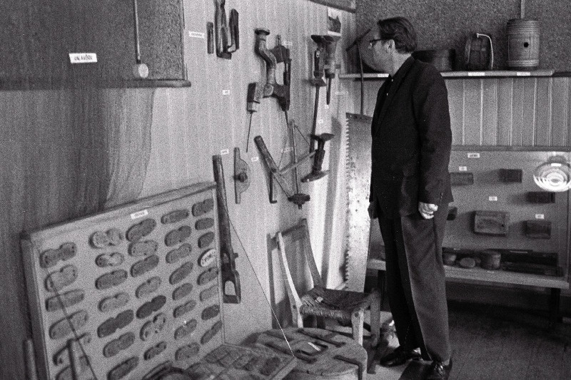 Hiiumaa Koduloomuuseumi direktor Volli Mäeumbald eksponaate korrastamas.