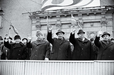 Eestimaa Kommunistliku Partei Keskkomitee esimene sekretär J. Käbin (vasakult), Eesti NSV Ülemnõukogu Presiidiumi esimees A. Vader, Eesti NSV Ministrite Nõukogu esimees V. Klauson, Eestimaa Kommunistliku Partei Keskkomitee teine sekretär K. Lebedev ja Eestimaa Kommunistliku Partei Keskkomitee sekretär K. Vaino Suure Sotsialistliku Oktoobrirevolutsiooni 55. aastapäeval töötajate demonstratsiooni tervitamas.  duplicate photo
