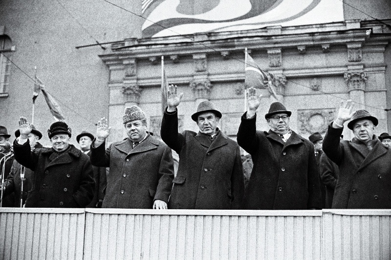 Eestimaa Kommunistliku Partei Keskkomitee esimene sekretär J. Käbin (vasakult), Eesti NSV Ülemnõukogu Presiidiumi esimees A. Vader, Eesti NSV Ministrite Nõukogu esimees V. Klauson, Eestimaa Kommunistliku Partei Keskkomitee teine sekretär K. Lebedev ja Eestimaa Kommunistliku Partei Keskkomitee sekretär K. Vaino Suure Sotsialistliku Oktoobrirevolutsiooni 55. aastapäeval töötajate demonstratsiooni tervitamas.