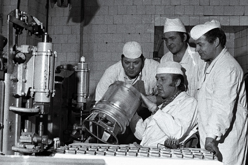 M. I. Kalinin nimelise Elektrotehnika Tehase töölised O. Oago, K. Mittal, H. Kriisa ja O. Pappel ignitroni kokku monteerimas.