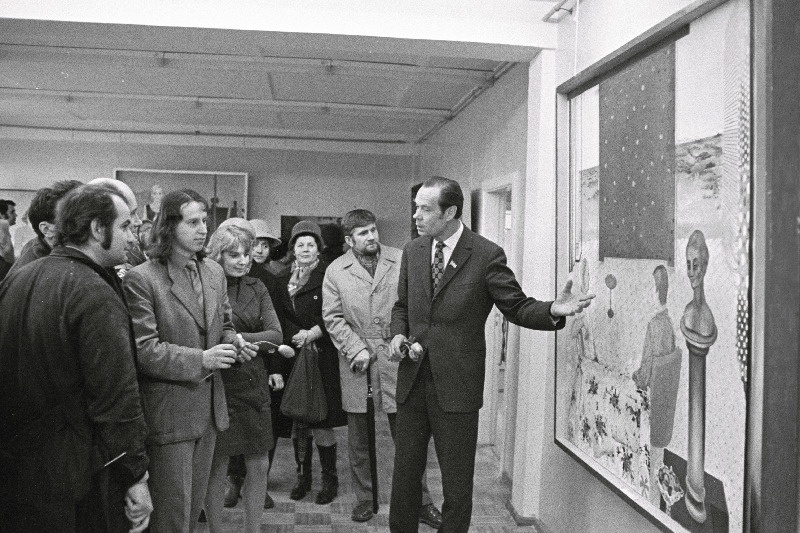 Eesti NSV Kunstnike Liidu juhatuse esimees, Eesti NSV teeneline kunstnik Ilmar Torn Tallinna Vineeri- ja Mööblikombinaadi töötajatele kombinaadi punanurgas avatud kunstnik L.Siimu maalide näitust tutvustamas.