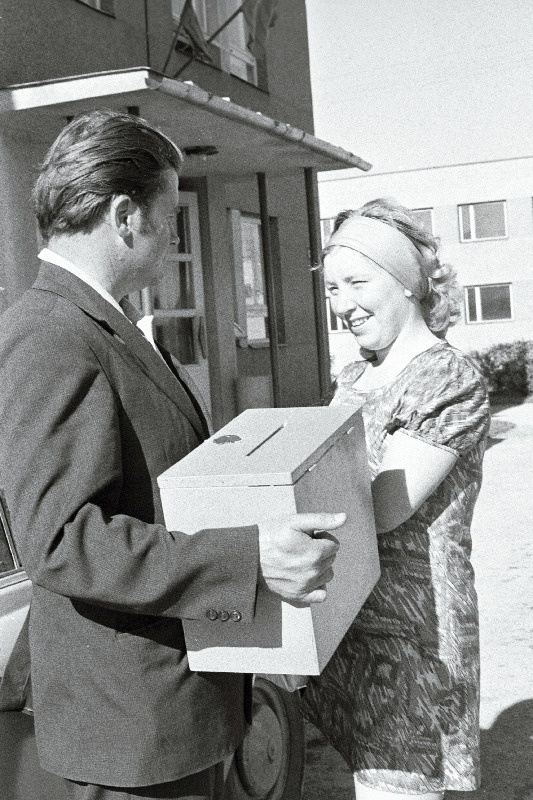 Harju rajooni valimiskaoskonna nr.238/30 komisjoni liige Raimo Männis ja aktivist Maia Slapova lähevad valimiskastidega elatanud valijate kodudesse NSV Liidu Ülemnõukogu valimiste ajal.