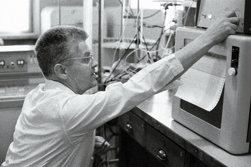 TRÜ bioloogilise keemia kateedri dotsent Artur Lind laboratooriumis töötamas.