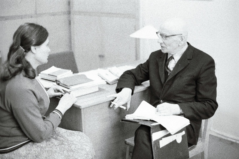 TRÜ pedagoogika ja metoodika kateedri dotsent Aleksander Elango ja psühholoogiaosakonna 4.kursuse üliõpilane Ruth Tamm vestlemas.