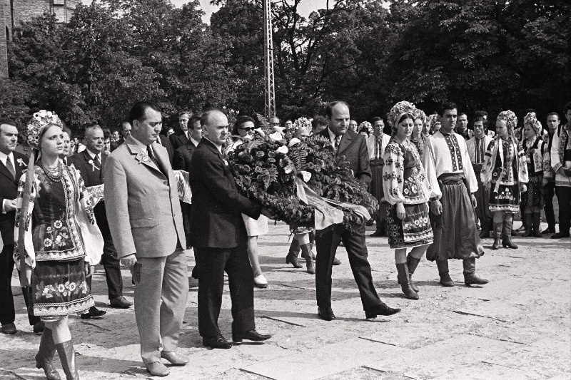 Ukraina NSV kirjanduse ja kunsti päevadest Eesti NSV-s osavõtjate delegatsioon Tõnismäel pärga Tallinna vabastamisel langenud võitlejate mälestussamba jalamile asetamas.