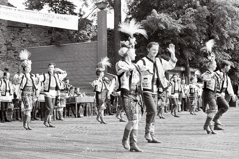 Bukoviina teeneline laulu- ja tantsuansambel esinemas Haapsalus Ukraina NSV kirjanduse ja kunsti päevadel Eesti NSV-s.