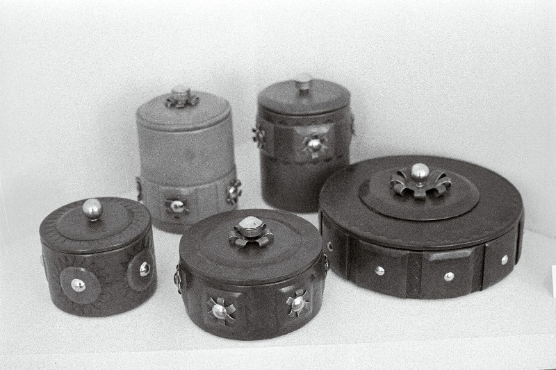 Kunstnik Hilda Reimo nahkehistööd vabariiklikul tarbekunstinäitusel.