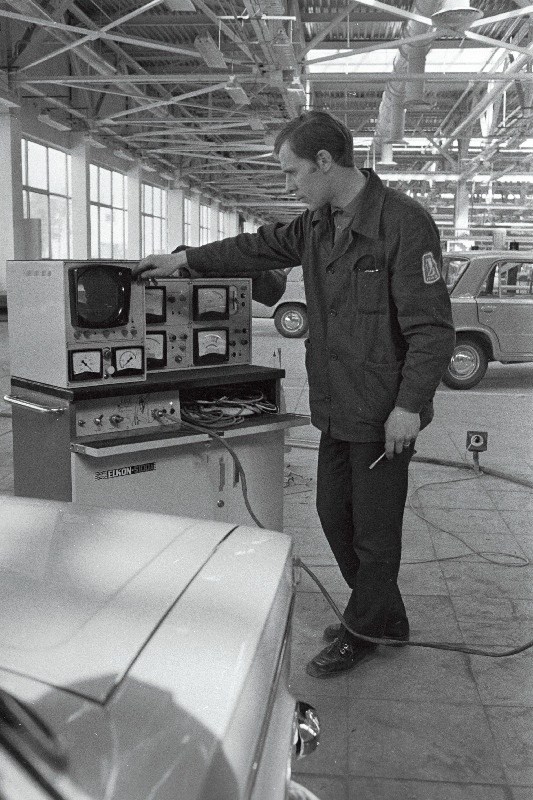 Sõiduautosid "Žiguli" teenindavas Volga Autotehase Tallinna Autokeskuse diagnostikastendil töötab mootorilukksepp Olavi Ulm.